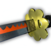 Gros plan sur la garde dorée en forme de fleur du katana Shusui, avec sa lame noire ornée d'une ligne rouge ondulée distinctive, soulignant son design unique et son élégance.