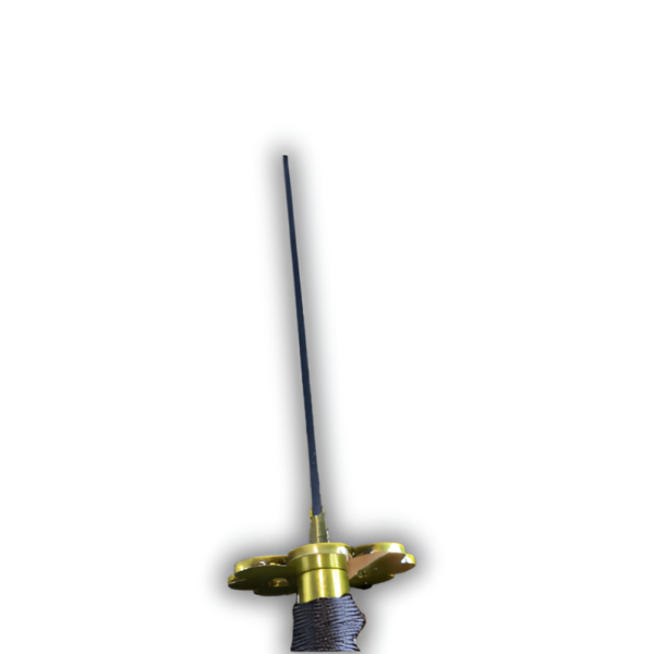 Vue de la lame noire du katana Shusui s'étendant depuis sa garde dorée, mettant en valeur sa finition élégante et son manche enveloppé de tissu noir sur un fond neutre.