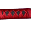 Poignée du katana Sandai Kitetsu avec un tressage rouge vif laissant entrevoir des motifs noirs à points blancs.