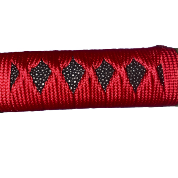 Poignée du katana Sandai Kitetsu avec un tressage rouge vif laissant entrevoir des motifs noirs à points blancs.