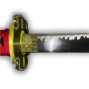 Garde et lame du katana Sandai Kitetsu avec des détails dorés gravés et une finition de lame polie aux motifs ondulés.
