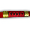 Poignée du katana Sandai Kitetsu avec un tressage rouge et noir élégant, entourée de pièces dorées finement gravées.