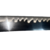 Détail des motifs ondulés sur la lame du katana Sandai Kitetsu, avec une finition brillante et des reflets accentués par la lumière.