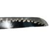 Gros plan sur la pointe de la lame du katana Sandai Kitetsu, mettant en valeur les motifs ondulés et la finition brillante de l'acier.