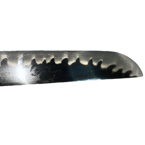 Gros plan sur la pointe de la lame du katana Sandai Kitetsu, mettant en valeur les motifs ondulés et la finition brillante de l'acier.