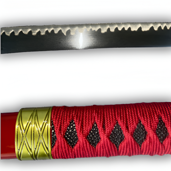 Gros plan sur la lame du katana Sandai Kitetsu avec son motif ondulé distinctif et le manche recouvert d'une tresse rouge avec détails dorés.