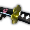 Garde dorée en forme de fleur du katana Shusui, avec un aperçu du fourreau noir orné d'un motif rose et de la poignée noire avec des losanges blancs.