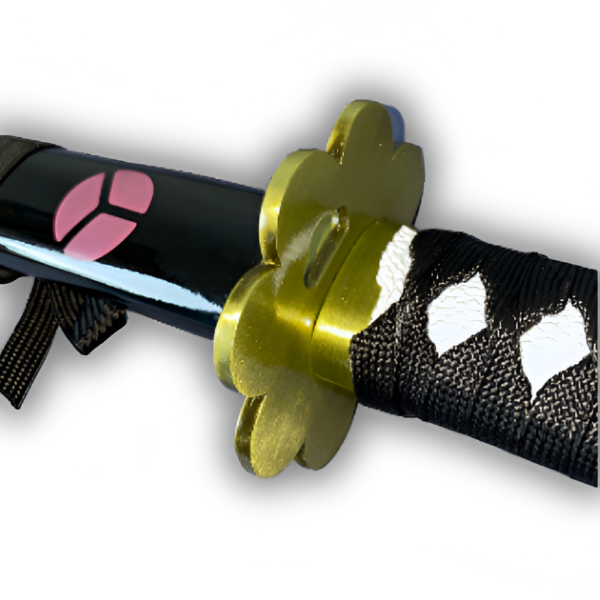 Garde dorée en forme de fleur du katana Shusui, avec un aperçu du fourreau noir orné d'un motif rose et de la poignée noire avec des losanges blancs.