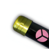 Gros plan sur le bout du fourreau noir du katana Shusui, décoré d'une garniture dorée et d'un motif rose distinctif.