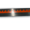 Vue rapprochée de la lame du katana Shusui, présentant un motif rouge en zigzag sur fond noir, avec un éclat lumineux accentuant les détails du design.