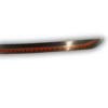 Gros plan sur la lame du katana Shusui, mettant en valeur son motif distinctif de ligne rouge dentelée parcourant la lame noire jusqu'à la pointe, avec un léger reflet brillant.