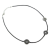 Collier inspiré de Itachi Uchiha de Naruto, reproduisant fidèlement son accessoire emblématique. Ce collier est composé d’un cordon noir agrémenté de trois anneaux métalliques, fidèle au design du personnage. Un must-have pour les fans et les cosplayers de l’univers de Naruto.
