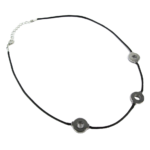 Collier inspiré de Itachi Uchiha de Naruto, reproduisant fidèlement son accessoire emblématique. Ce collier est composé d’un cordon noir agrémenté de trois anneaux métalliques, fidèle au design du personnage. Un must-have pour les fans et les cosplayers de l’univers de Naruto.