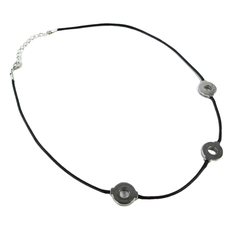 Collier inspiré de Itachi Uchiha de Naruto, reproduisant fidèlement son accessoire emblématique. Ce collier est composé d’un cordon noir agrémenté de trois anneaux métalliques, fidèle au design du personnage. Un must-have pour les fans et les cosplayers de l’univers de Naruto.