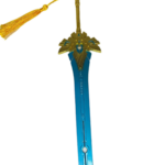 Mini réplique de l'épée Grande Fierté de la Voûte d'Azur, inspirée de Genshin Impact. Cette lame majestueuse arbore un design bleu éclatant avec des ornements dorés détaillés, ainsi qu'un pompon doré suspendu au manche, ajoutant une touche d'élégance. Son apparence raffinée en fait un objet de collection idéal pour les fans du jeu