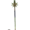 Mini réplique de la Lance de Jade Ailé inspirée de Genshin Impact, ornée de motifs dorés sur un manche vert et noir. La pointe effilée présente une ouverture centrale et des détails sculptés en forme d’ailes dorées. Une chaîne métallique est attachée à l’extrémité pour servir de porte-clés.