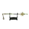 Mini réplique de la Lance de Jade Ailé inspirée de Genshin Impact, posée sur un support noir. La lance arbore un design doré et vert, avec une pointe détaillée rappelant des ailes stylisées. Une chaîne métallique est attachée à l'extrémité, faisant de cette réplique un porte-clés ou un objet de collection raffiné.