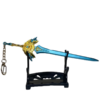 Mini réplique de la Lame de la Voûte d'Azur, inspirée de Genshin Impact, exposée sur un support noir. L'épée arbore une lame bleu vif avec des motifs dorés détaillés sur la garde, qui adopte une forme majestueuse et ornée. Une chaîne métallique avec un anneau est attachée au manche pour servir de porte-clés.