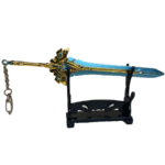 Porte-clés miniature de l’épée Fierté de la Voûte d’Azur, inspirée de Genshin Impact. La lame bleu clair aux détails dorés est montée sur un support noir élégant. Une chaîne métallique avec mousqueton est attachée au manche pour un transport facile.