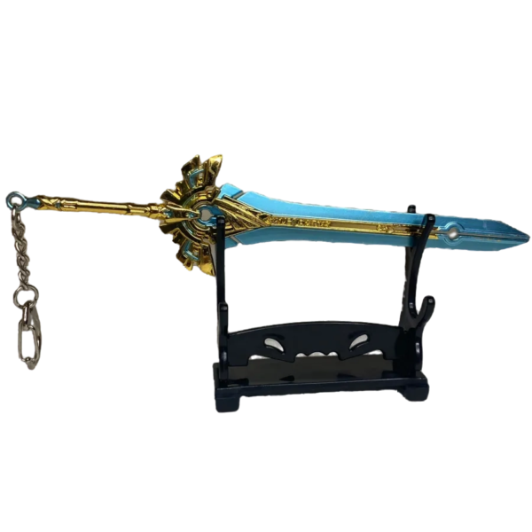 Porte-clés miniature de l’épée Fierté de la Voûte d’Azur, inspirée de Genshin Impact. La lame bleu clair aux détails dorés est montée sur un support noir élégant. Une chaîne métallique avec mousqueton est attachée au manche pour un transport facile.