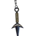 Porte-clés kunai de Minato Namikaze, inspiré de Naruto. Ce kunai emblématique arbore une lame noire ornée d’inscriptions kanji et du symbole de Konoha. Son manche doré finement gravé est relié à une chaîne et un mousqueton noir pour un transport facile.