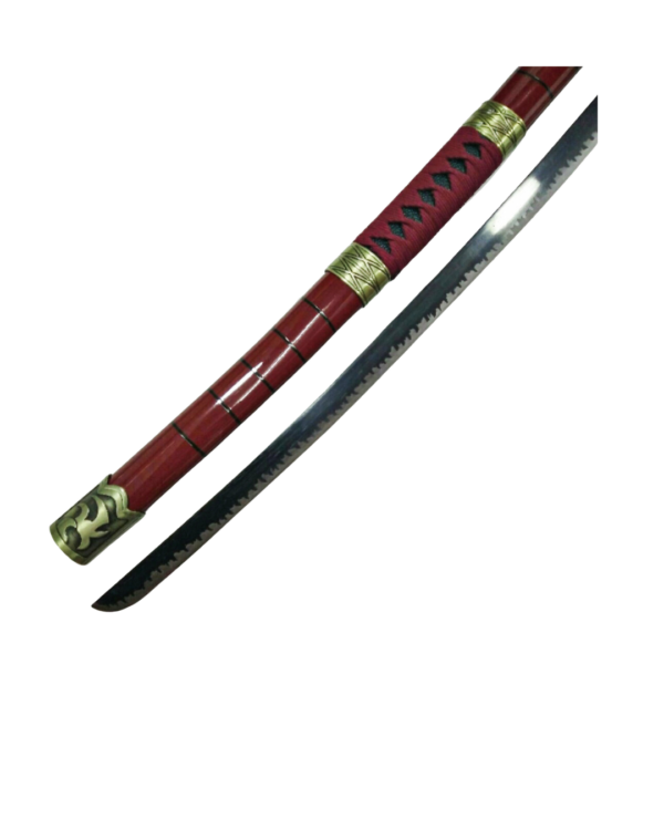 Détail du katana Sandai Kitetsu de One Piece, mettant en avant son fourreau rouge brillant, ses ornements dorés et son manche tressé en rouge et noir. La lame arbore un motif distinctif en dents de scie sur le tranchant.