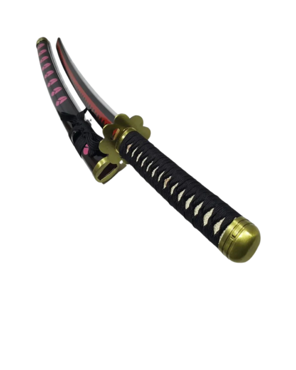 Vue détaillée du katana Shusui de Roronoa Zoro, mettant en avant son manche noir et blanc tressé, sa garde dorée et sa lame noire aux motifs rouges, accompagné de son fourreau décoré de symboles roses.