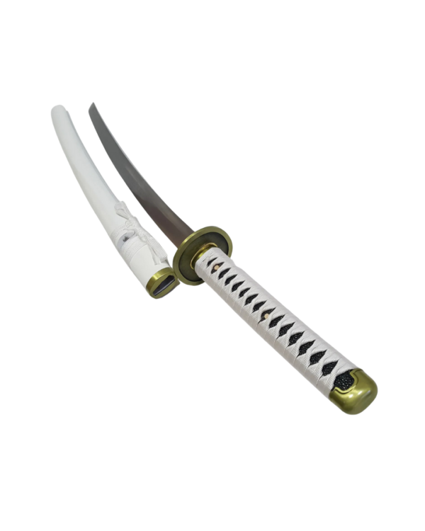 Réplique du katana Wado Ichimonji de Roronoa Zoro, avec son manche tressé en blanc et noir et sa garde dorée, accompagné de son fourreau blanc élégant.