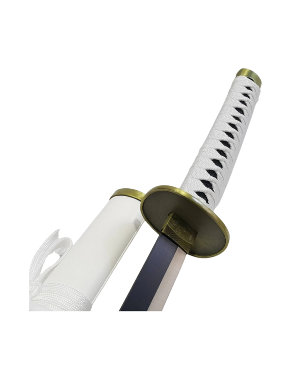 Gros plan sur la garde et le manche tressé en blanc et noir d'un katana inspiré de One Piece, accompagné de son fourreau blanc orné de détails dorés.