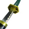Gros plan sur la garde hexagonale dorée du katana de Sōsuke Aizen, mettant en valeur la lame en acier avec son motif ondulé distinctif. La poignée tressée en vert et blanc ajoute une finition élégante.