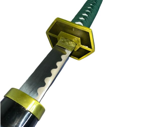 Gros plan sur la garde hexagonale dorée du katana de Sōsuke Aizen, mettant en valeur la lame en acier avec son motif ondulé distinctif. La poignée tressée en vert et blanc ajoute une finition élégante.