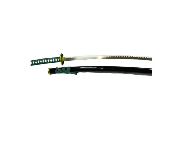 Katana de Sōsuke Aizen inspiré de Bleach, avec une lame argentée ornée d’un motif ondulé distinctif. La garde dorée et la poignée tressée en vert et blanc ajoutent une touche élégante. Le fourreau noir brillant complète l’ensemble.