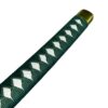 Gros plan sur la tsuka du katana d’Aizen, tressage vert foncé et finitions dorées
