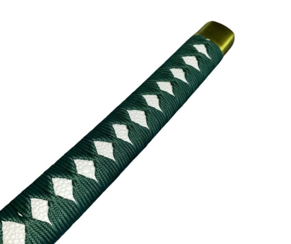 Gros plan sur la tsuka du katana d’Aizen, tressage vert foncé et finitions dorées