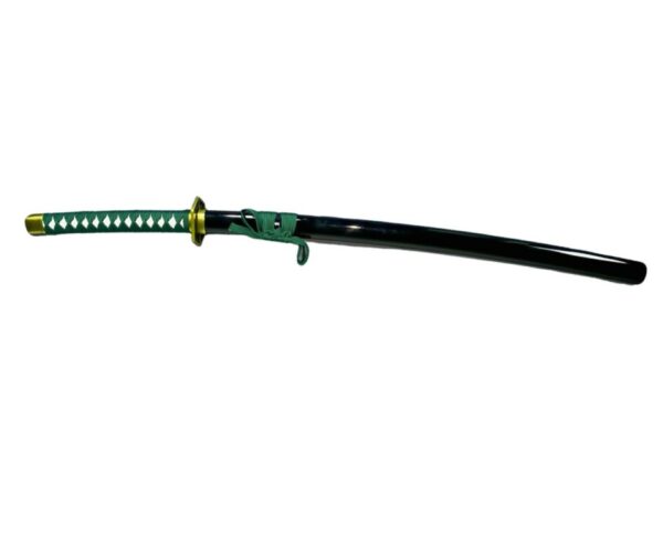 Katana inspiré de Sōsuke Aizen dans Bleach, avec un fourreau noir élégant et une poignée tressée en vert et blanc. La garde dorée apporte une touche raffinée à l’ensemble.