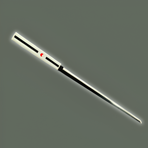 Katana de Sasuke Uchiha, inspiré de l'univers Naruto, avec son design emblématique noir et blanc et le symbole Uchiha sur le fourreau, posé sur un fond uni.