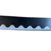 Lame en acier noir du katana Yubashiri avec un design ondulé distinct sur le bord tranchant, inspiré de One Piece.