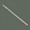 Vue complète du fourreau du katana de Sasuke Uchiha, arborant un design épuré avec des lignes noires et l'emblème rouge du clan Uchiha sur un fond neutre.