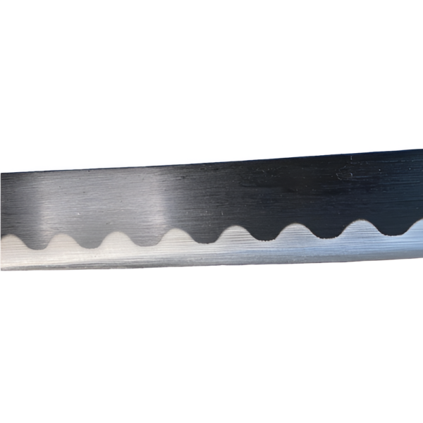 Vue rapprochée de la lame en acier avec motif ondulé du Katana Yubashiri de Zoro, inspiré de One Piece.