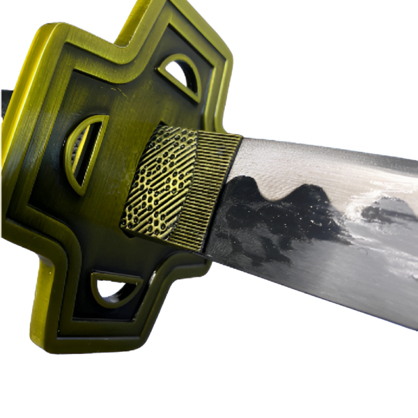 Détail de la garde dorée gravée et de la lame en acier du Katana Yubashiri de Zoro, avec un design inspiré de l'univers de One Piece