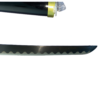 Détail de la lame ondulée en acier et de l’extrémité dorée du fourreau noir brillant du Katana Yubashiri de Zoro, inspiré de l'univers de One Piece