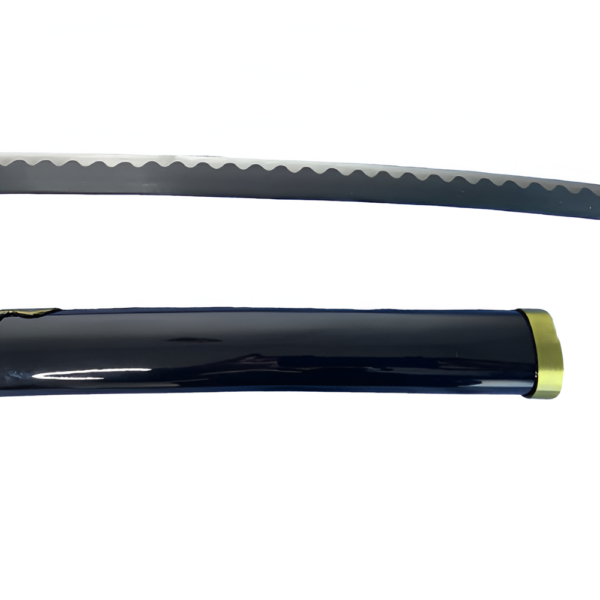 Extrémité du fourreau noir brillant avec bord doré et lame ondulée en acier du Katana Yubashiri de Zoro, inspiré de l'univers de One Piece