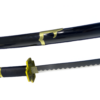 Détail du Katana Yubashiri de Zoro avec lame en acier ondulée, garde dorée et fourreau noir brillant orné de motifs dorés, inspiré de l'univers de One Piece
