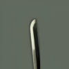 Gros plan sur la pointe de la lame du katana de Sasuke Uchiha, mettant en valeur son tranchant élégant et son fini poli, avec un fond neutre.