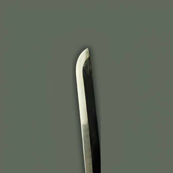 Gros plan sur la pointe de la lame du katana de Sasuke Uchiha, mettant en valeur son tranchant élégant et son fini poli, avec un fond neutre.
