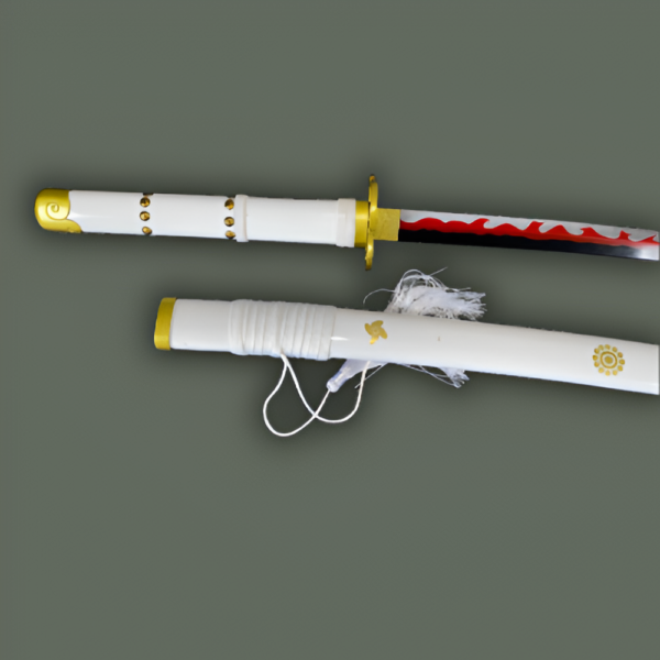 Vue complète du katana Ame no Habakiri, avec son manche blanc décoré de détails dorés, accompagné de son fourreau assorti marqué de motifs dorés et orné d'une cordelette blanche. La lame présente des motifs rouges ondulés sur un fond gris neutre.