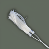 Gros plan sur les ornements en forme de pompons blancs attachés au katana Ame no Habakiri, avec des fils délicats et des embouts translucides, sur un fond gris neutre.