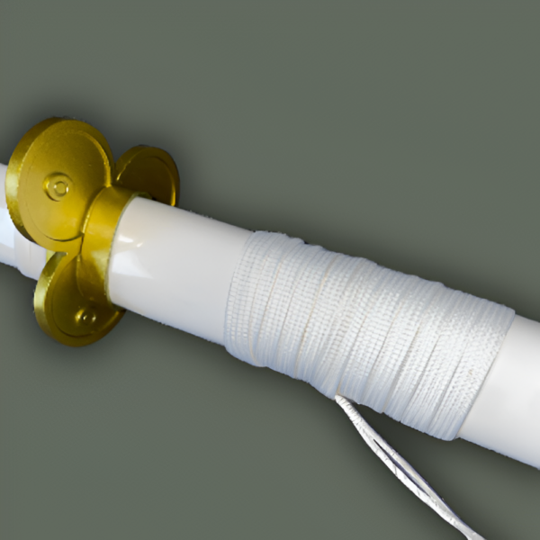 Détail du manche du katana Ame no Habakiri, avec un cordage blanc soigneusement enroulé et une garde dorée en forme de fleur, sur un fond gris neutre.