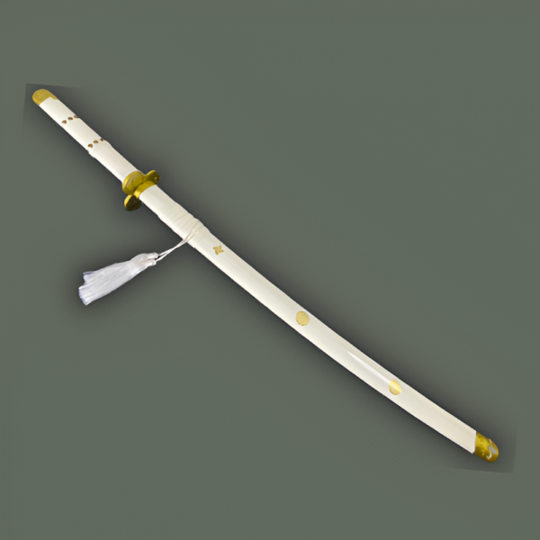 Katana Ame no Habakiri présenté dans son intégralité, avec son fourreau blanc élégant orné de motifs dorés et une cordelette blanche attachée au manche.