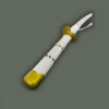 Vue inclinée du katana Ame no Habakiri, mettant en valeur son fourreau blanc orné de détails dorés et sa garde circulaire au design floral.